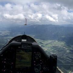 Flugwegposition um 13:11:51: Aufgenommen in der Nähe von Gemeinde Arnoldstein, Arnoldstein, Österreich in 2100 Meter